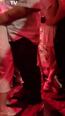 【猎奇资源 砂舞】舞厅内的淫乱 重金属质感般的性爱 抓奶+抠逼+摸屌+口爆+打站桩+站炮 淫乱篇 截图14