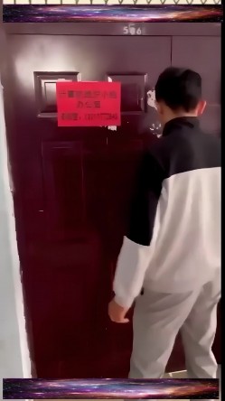 【新瓜】云南昆明某高校 情侣在计算机小组办公室偷情，老师突然敲门吓惨了，开门后还装作在学习！ 截图1