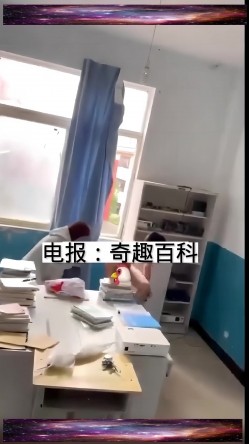【新瓜】云南昆明某高校 情侣在计算机小组办公室偷情，老师突然敲门吓惨了，开门后还装作在学习！ 截图4