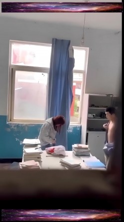 【新瓜】云南昆明某高校 情侣在计算机小组办公室偷情，老师突然敲门吓惨了，开门后还装作在学习！ 截图7