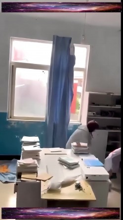 【新瓜】云南昆明某高校 情侣在计算机小组办公室偷情，老师突然敲门吓惨了，开门后还装作在学习！ 截图8