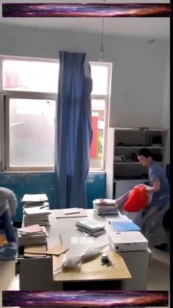【新瓜】云南昆明某高校 情侣在计算机小组办公室偷情，老师突然敲门吓惨了，开门后还装作在学习！ 截图9