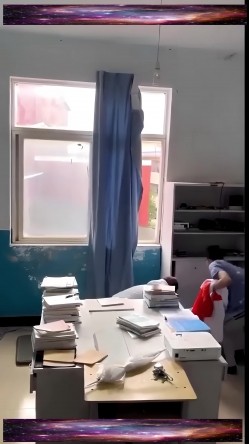 【新瓜】云南昆明某高校 情侣在计算机小组办公室偷情，老师突然敲门吓惨了，开门后还装作在学习！ 截图10