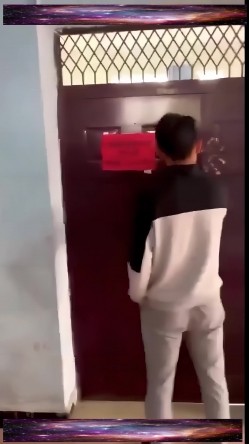【新瓜】云南昆明某高校 情侣在计算机小组办公室偷情，老师突然敲门吓惨了，开门后还装作在学习！ 截图13