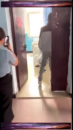 【新瓜】云南昆明某高校 情侣在计算机小组办公室偷情，老师突然敲门吓惨了，开门后还装作在学习！ 截图15