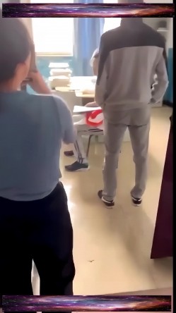 【新瓜】云南昆明某高校 情侣在计算机小组办公室偷情，老师突然敲门吓惨了，开门后还装作在学习！ 截图16