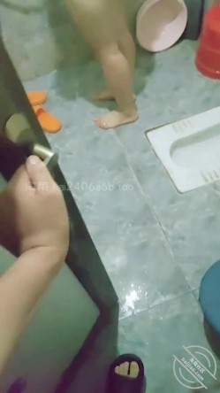 乱伦大神【嫂子的致命诱惑】，在卫生间求嫂子给我口鸡巴 截图1
