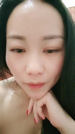 黑丝骚人妻迷失在大哥鸡巴的淫威之下，全程露脸情趣开档黑丝诱惑，道具玩逼逼和尿道，享受大鸡巴的抽插爆草 截图13