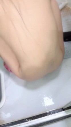 【19岁的小影】喝醉酒被强上，灌肠爆菊花屎都给干喷出来 真实喝醉酒撒酒疯趴马桶上吐像死狗一样迷迷煳煳的给干 截图1