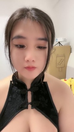 外表甜美文静舌钉妹子！玩起来尺度大！丰满身材，假屌猛捅肥穴，翘起大屁股后入 截图2