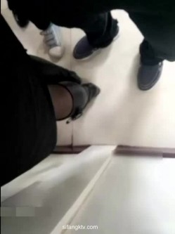 掀裙子顶射托福班黑丝女神 截图1