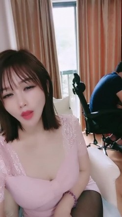超骚御姐，难得一见的骚货少妇，【余君赴山海】，办公室 户外 车上跳蛋，沐浴秀，玩得就是一个心跳和刺激 截图8
