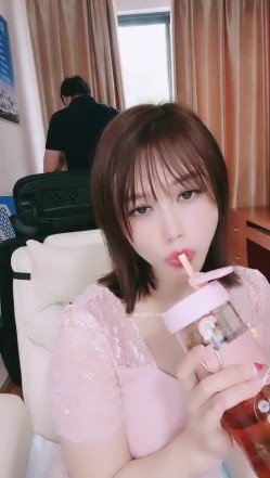超骚御姐，难得一见的骚货少妇，【余君赴山海】，办公室 户外 车上跳蛋，沐浴秀，玩得就是一个心跳和刺激 截图11