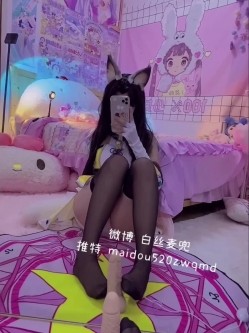 最新网红瓜曝光，抖音二次元卡哇伊可盐可甜高颜美少女【小九酱】露脸定制私拍，美鲍美菊道具紫薇啪啪呻吟销魂，撸点很高 截图1