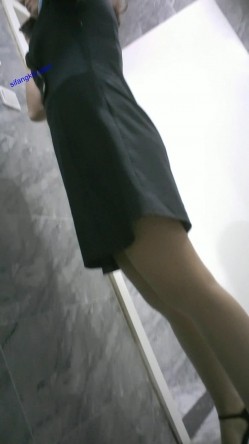 少妇控必备！商场女厕逼脸同框偸拍多位气质美女方便，穿衣打扮女人味十足 截图1