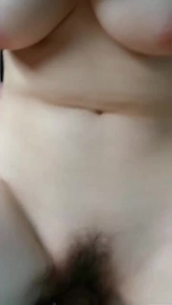 小姑娘奶大逼粉还能自己动，有这种女朋友要好好珍惜，愿意跟你车震，放音乐嗨着肏逼！ 截图6