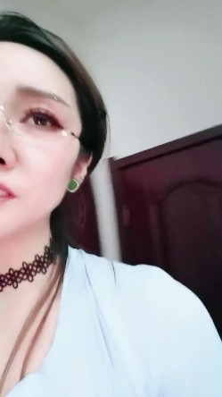 【戴眼镜的老师】淫荡三女 狂约技师 争着吃鸡吧 无套啪啪 骑乘吃奶 内射 口爆 截图1