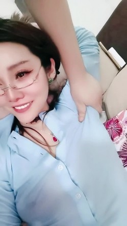 【戴眼镜的老师】淫荡三女 狂约技师 争着吃鸡吧 无套啪啪 骑乘吃奶 内射 口爆 截图5