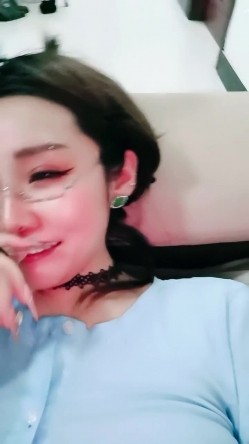 【戴眼镜的老师】淫荡三女 狂约技师 争着吃鸡吧 无套啪啪 骑乘吃奶 内射 口爆 截图10