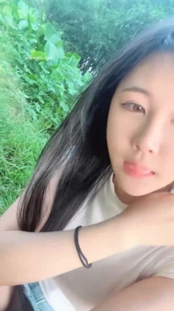校花系~【京鱼儿】19岁童颜巨乳~女仆学生制服~道具自慰~流！高颜值，户外漏奶子，菊花还挺不错！ 截图3