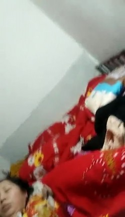 超级熟女 大妈接客牙齿都要掉光的老头，感觉没艹两分钟就内射了 截图5