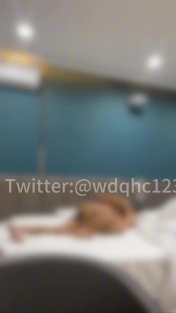 推特68万良家杀手「我的枪好长」付费资源 用很变态的体位打桩把妹妹干到全身发抖抽搐 截图4