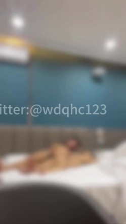 推特68万良家杀手「我的枪好长」付费资源 用很变态的体位打桩把妹妹干到全身发抖抽搐 截图5