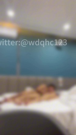 推特68万良家杀手「我的枪好长」付费资源 用很变态的体位打桩把妹妹干到全身发抖抽搐 截图6