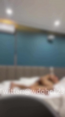 推特68万良家杀手「我的枪好长」付费资源 用很变态的体位打桩把妹妹干到全身发抖抽搐 截图7