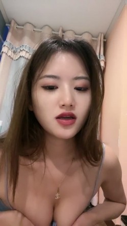 新来的美女主播在狼友的勾搭下激情小秀，全程露脸漏出骚奶子自己允吸手指好骚啊，高跟诱惑脱掉内裤看逼逼 截图9