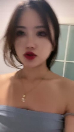 新来的美女主播在狼友的勾搭下激情小秀，全程露脸漏出骚奶子自己允吸手指好骚啊，高跟诱惑脱掉内裤看逼逼 截图14