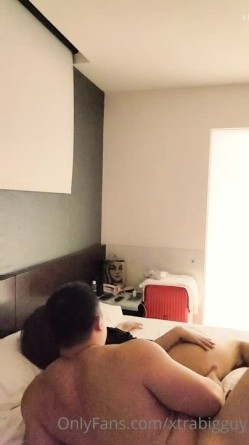【人妻打炮日记 ️约炮大神】健身肌肉男『辉哥』约炮性爱实录 ️双飞极品身材美乳黑丝网红美女 轮着抽操小逼 太爽了 截图6