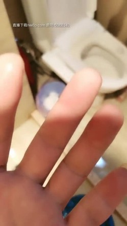 表姐的小骚穴一天不被操就发痒 清晨就勾引我浴室晨炮干一下 无套后入直顶花芯 直接内射中出 高清源码录制 截图10