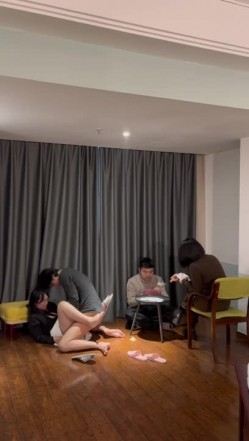 茗茗 最近较火的91眼镜骚妹 聚众淫乱扑克游戏 输牌惩罚肏穴 定制吃安眠药做爱 模拟迷奸 截图2