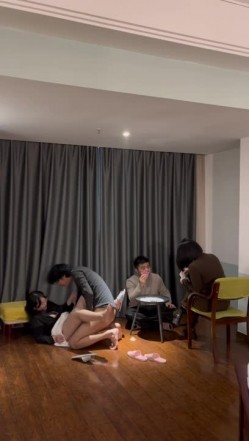 茗茗 最近较火的91眼镜骚妹 聚众淫乱扑克游戏 输牌惩罚肏穴 定制吃安眠药做爱 模拟迷奸 截图3
