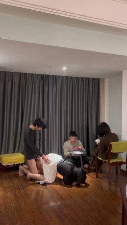 茗茗 最近较火的91眼镜骚妹 聚众淫乱扑克游戏 输牌惩罚肏穴 定制吃安眠药做爱 模拟迷奸 截图13