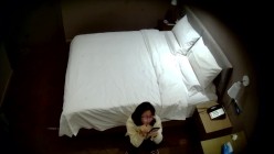天眼酒店高清偷拍连续几天入住的奇葩小情侣整天裸睡不啪啪只会对着平板跳操 截图4