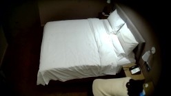 天眼酒店高清偷拍连续几天入住的奇葩小情侣整天裸睡不啪啪只会对着平板跳操 截图5