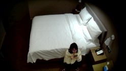 天眼酒店高清偷拍连续几天入住的奇葩小情侣整天裸睡不啪啪只会对着平板跳操 截图7