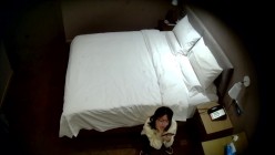 天眼酒店高清偷拍连续几天入住的奇葩小情侣整天裸睡不啪啪只会对着平板跳操 截图10