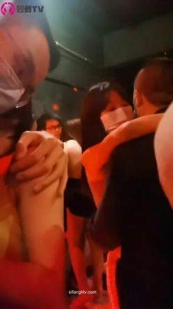 【猎奇资源 ️疯狂砂舞】淫乱的舞厅2022 ️舞厅内抠逼摸奶摸鸡巴 口爆打站桩 美女如云很刺激 任你挑选 高清720P版 截图2