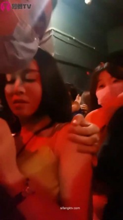 【猎奇资源 ️疯狂砂舞】淫乱的舞厅2022 ️舞厅内抠逼摸奶摸鸡巴 口爆打站桩 美女如云很刺激 任你挑选 高清720P版 截图4