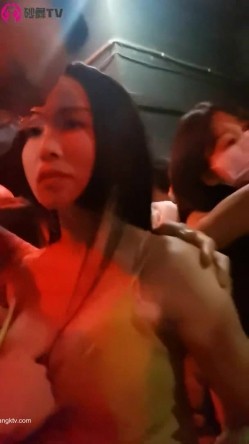 【猎奇资源 ️疯狂砂舞】淫乱的舞厅2022 ️舞厅内抠逼摸奶摸鸡巴 口爆打站桩 美女如云很刺激 任你挑选 高清720P版 截图8