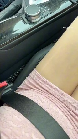 快手泄密！高颜值御姐【叶子姐姐】极骚露脸福利，裸舞自慰，各种场地户外啪啪 截图2