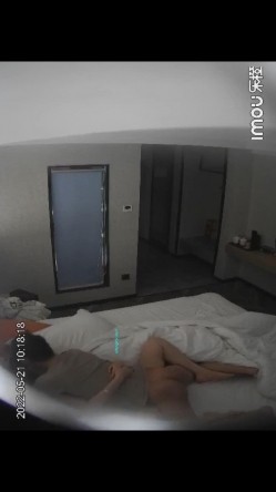 萤石云酒店近视角偷拍眼镜男带表妹出来爱爱，把表妹干的不要不要的抠逼看的一清二楚 截图2