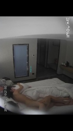 萤石云酒店近视角偷拍眼镜男带表妹出来爱爱，把表妹干的不要不要的抠逼看的一清二楚 截图3