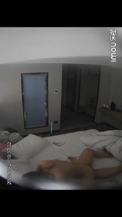 萤石云酒店近视角偷拍眼镜男带表妹出来爱爱，把表妹干的不要不要的抠逼看的一清二楚 截图9