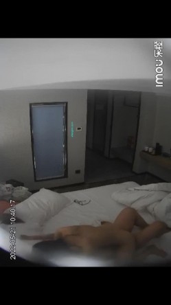 萤石云酒店近视角偷拍眼镜男带表妹出来爱爱，把表妹干的不要不要的抠逼看的一清二楚 截图10