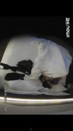 萤石云酒店近视角偷拍眼镜男带表妹出来爱爱，把表妹干的不要不要的抠逼看的一清二楚 截图14