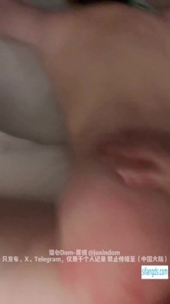 真实BDSM调教大师【狙心DOM】，淫语滴蜡抽逼炮机乳交淋尿混合双插餐桌上爆操 截图12